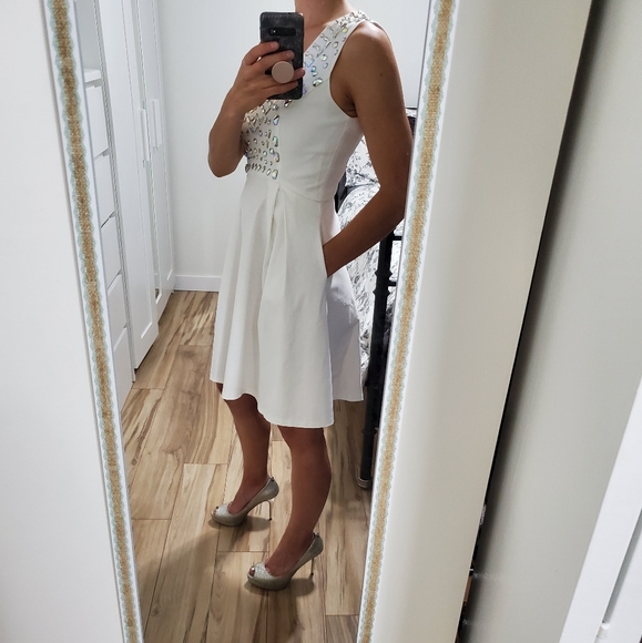 NEW Guess White Dress with Jewels and Pockets - Size S - Picture 2 of 3
